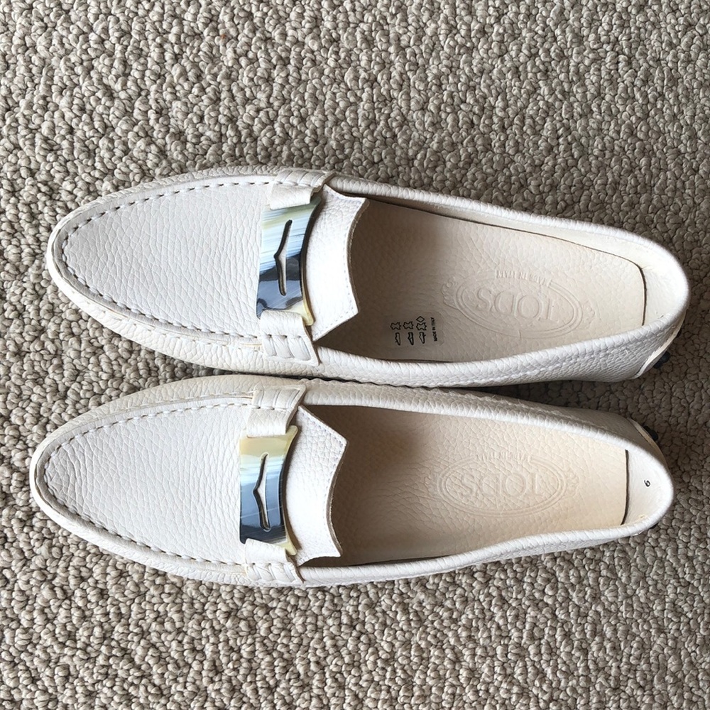Women’s designer Tods ivory leather shoes, size 9. New never worn.
